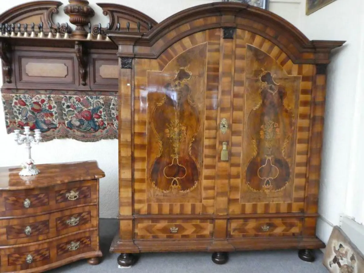 Barock- Intarsienschrank 18. Jh.d.