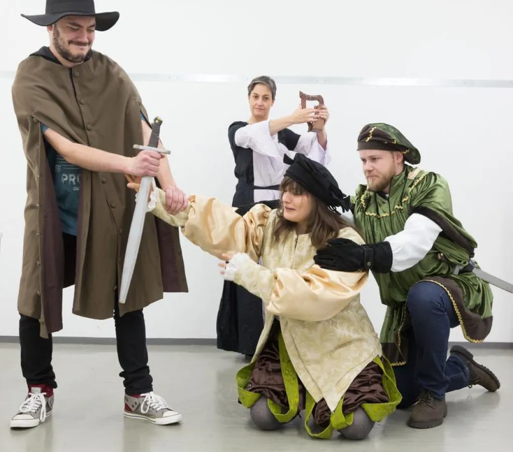 Die Theatergruppe des Instituts für Germanistik der JLU unter der Leitung von Prof. Dr. Cora Dietl (JLU-Pressestelle / Rolf K. Wegst)