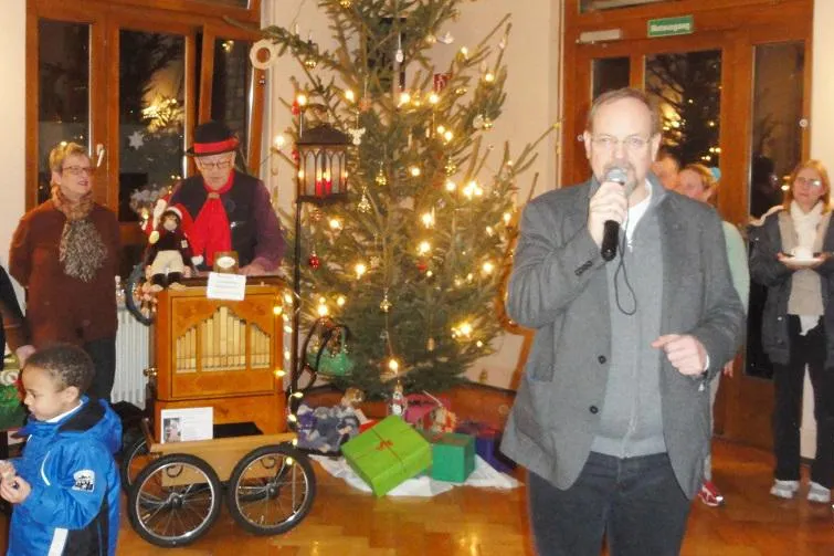 Bild: Obdachlose feiern Weihnachten in Apostelkirche - Stefan Bauer und ökumenischer Helferkreis betreuen 120 Gäste