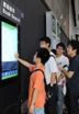 Bild: Neue Seiten aufschlagen auf Hongkongs Buchmesse 2012