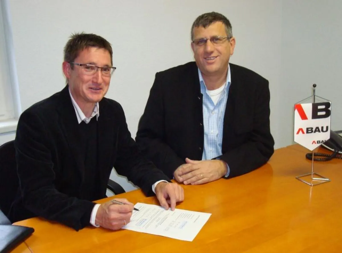 Gerhard Müller (Geschäftsführer Müller Wohnbau) und Baumeister Armin Summer (Vorarlberger Obmann ) bei der Vertragsunterzeichnung. (ABAU)