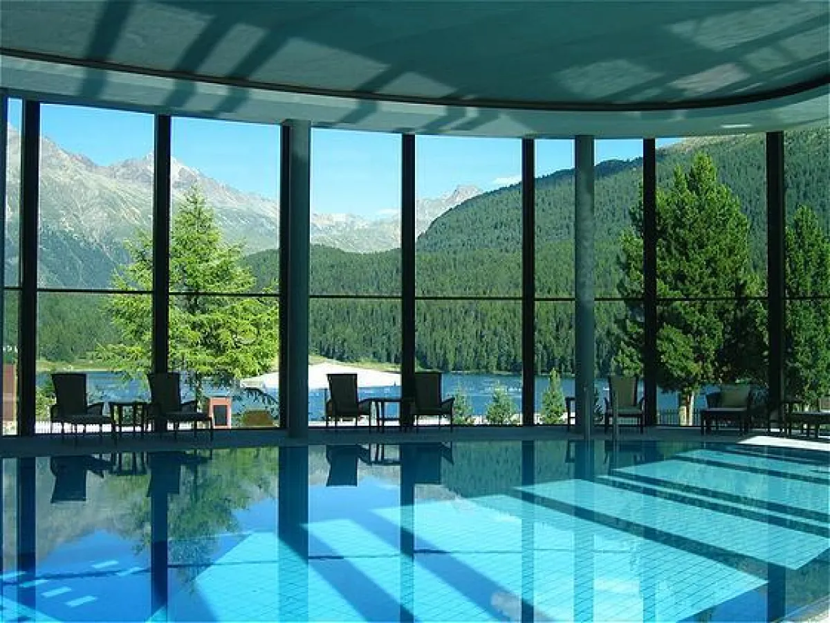 Nicht in der Stadt, aber dennoch geprägt durch Glasarchitektur: Der rennovierte Poolbereich des Badrutt's Palace Hotel in St.Moritz glänzt mit einer Stuctural Glazing - Fassade.