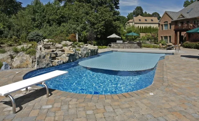 Rollladen-Schwimmbadabdeckungen aus dem Hause grando: grandiose Energiespeicher Bild: Rollladen-Schwimmbadabdeckungen aus dem Hause grando: grandiose Energiespeicher