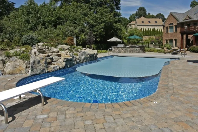 Bild: Rollladen-Schwimmbadabdeckungen aus dem Hause grando: grandiose Energiespeicher