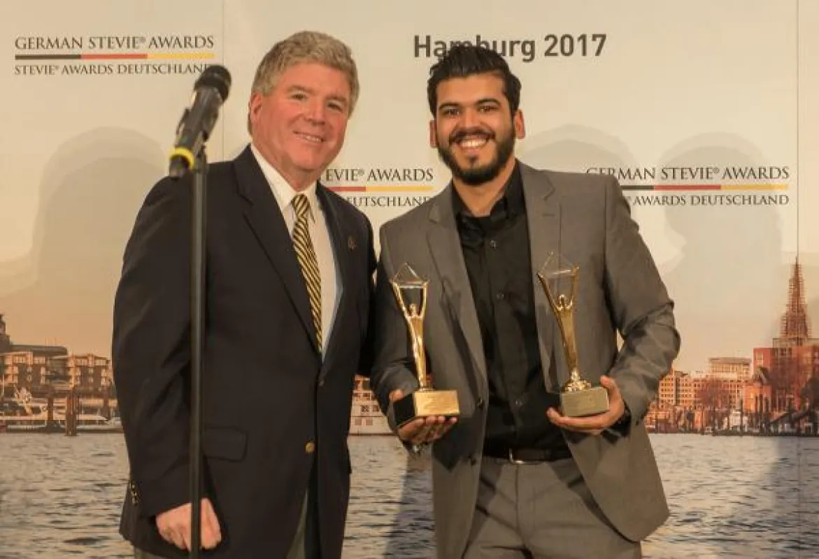 Sharia Rahim von Optivo nimmt den German Stevie Award entgegen