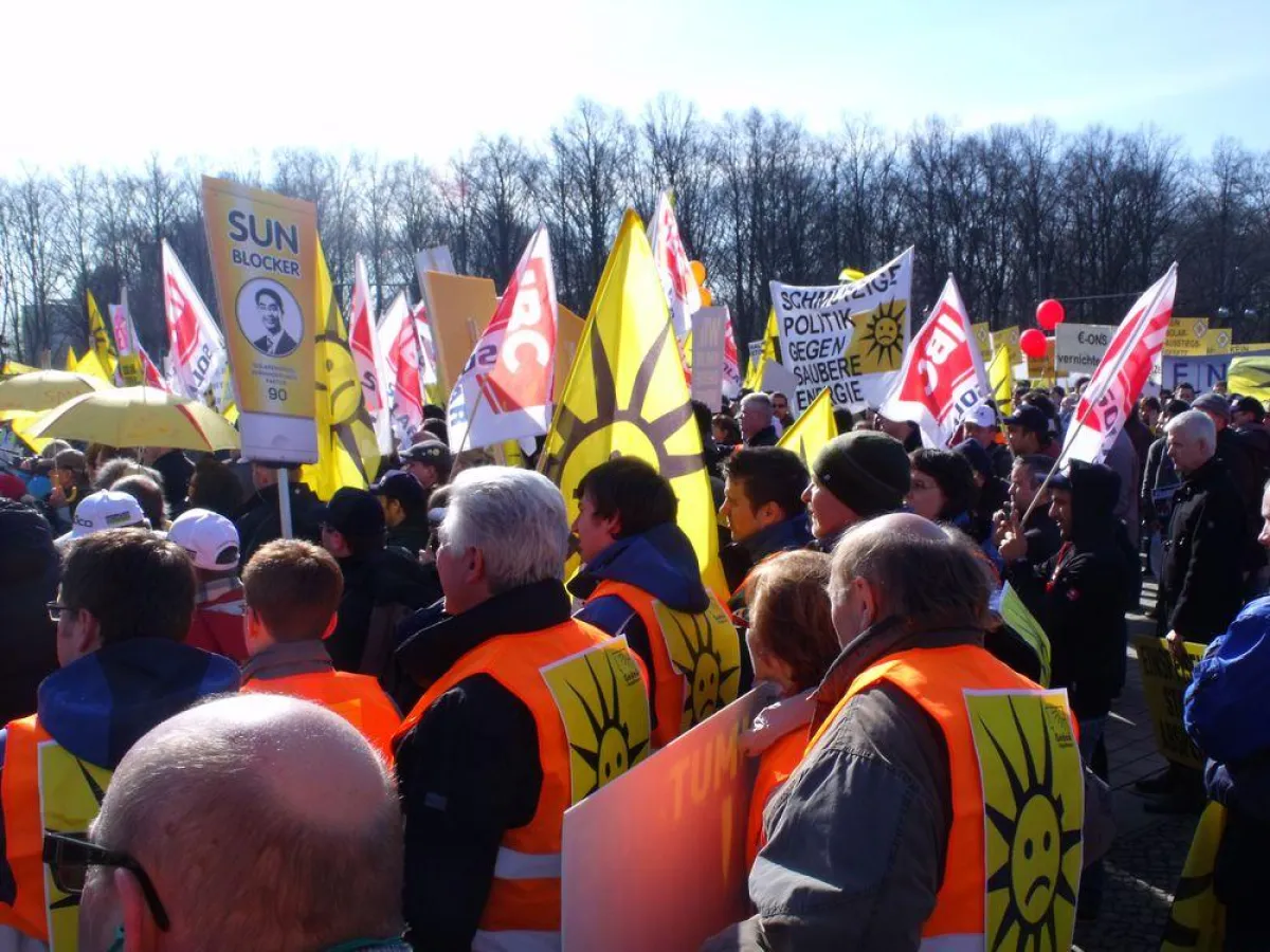 Vertreter der Solar-Unternehmen Bauer und GEDEA-Ingelheim bei der Protestkundgebung in Berlin