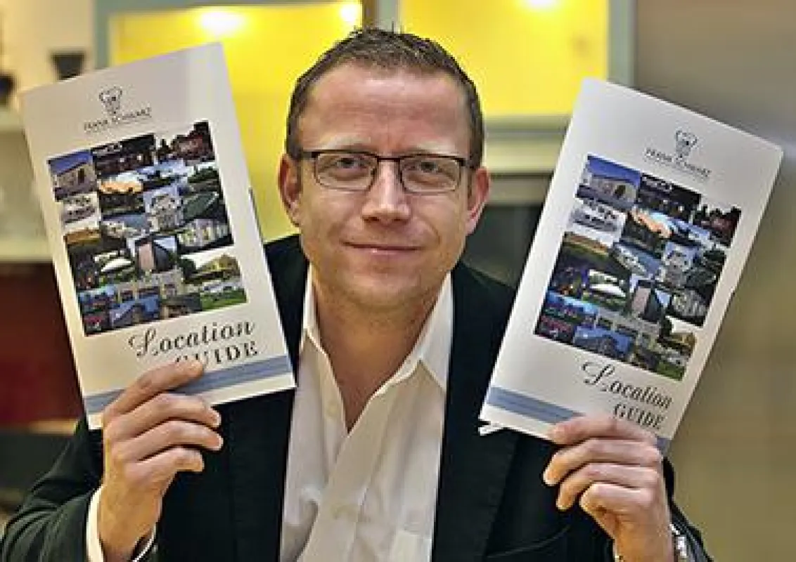 Volker Grothe von der FSGG präsentiert die erste Ausgabe des „Location Guide“