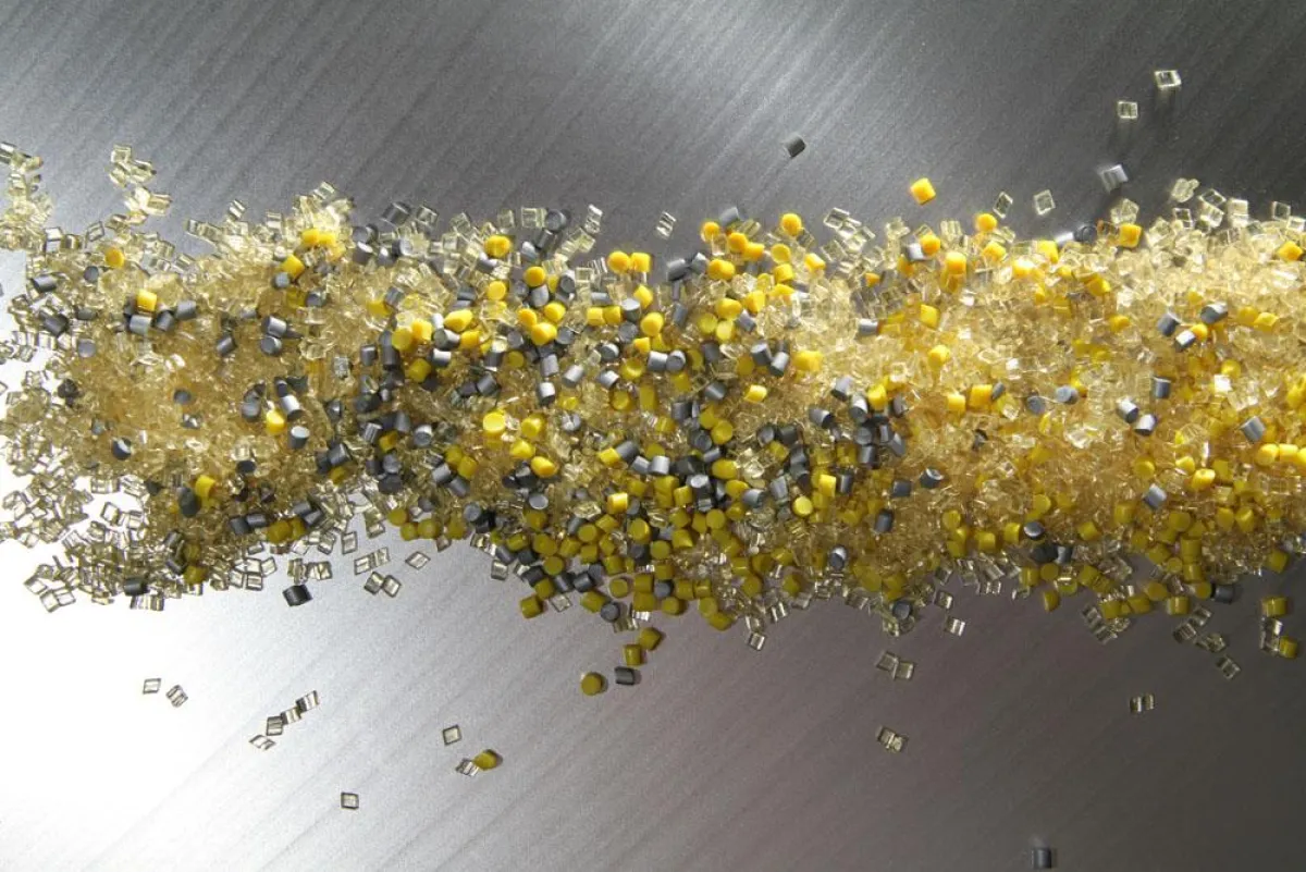 Hotmelt-Granulate für Low Pressure Moulding. Bildquelle: stylephotos.de