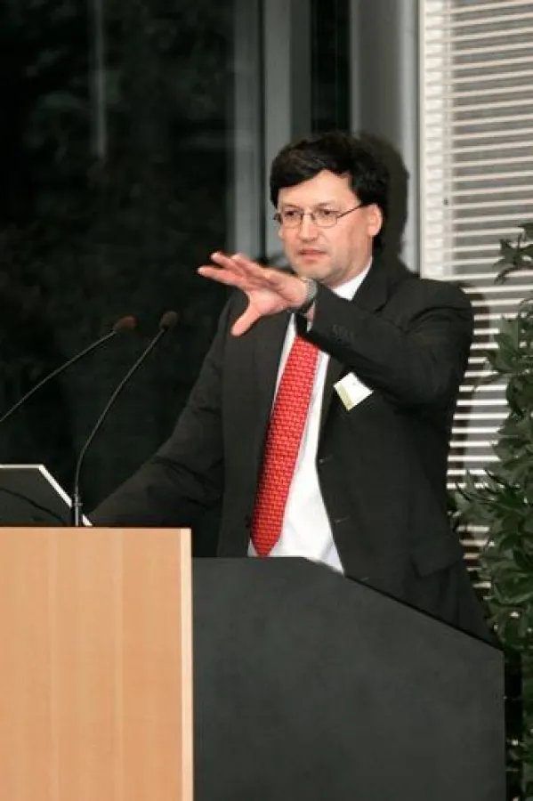 Dr. Arno Wilfert erläutert die verschiedenen Einflüsse auf die zukünftige Entwicklung der Mobilfunkmärkte (MCTA 2007)