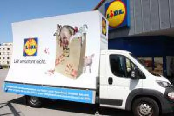 "LIDL verschont nicht" Plakatwagen zum Thema Massentierhaltung in Augsburg Bild: "LIDL verschont nicht" Plakatwagen zum Thema Massentierhaltung in Augsburg