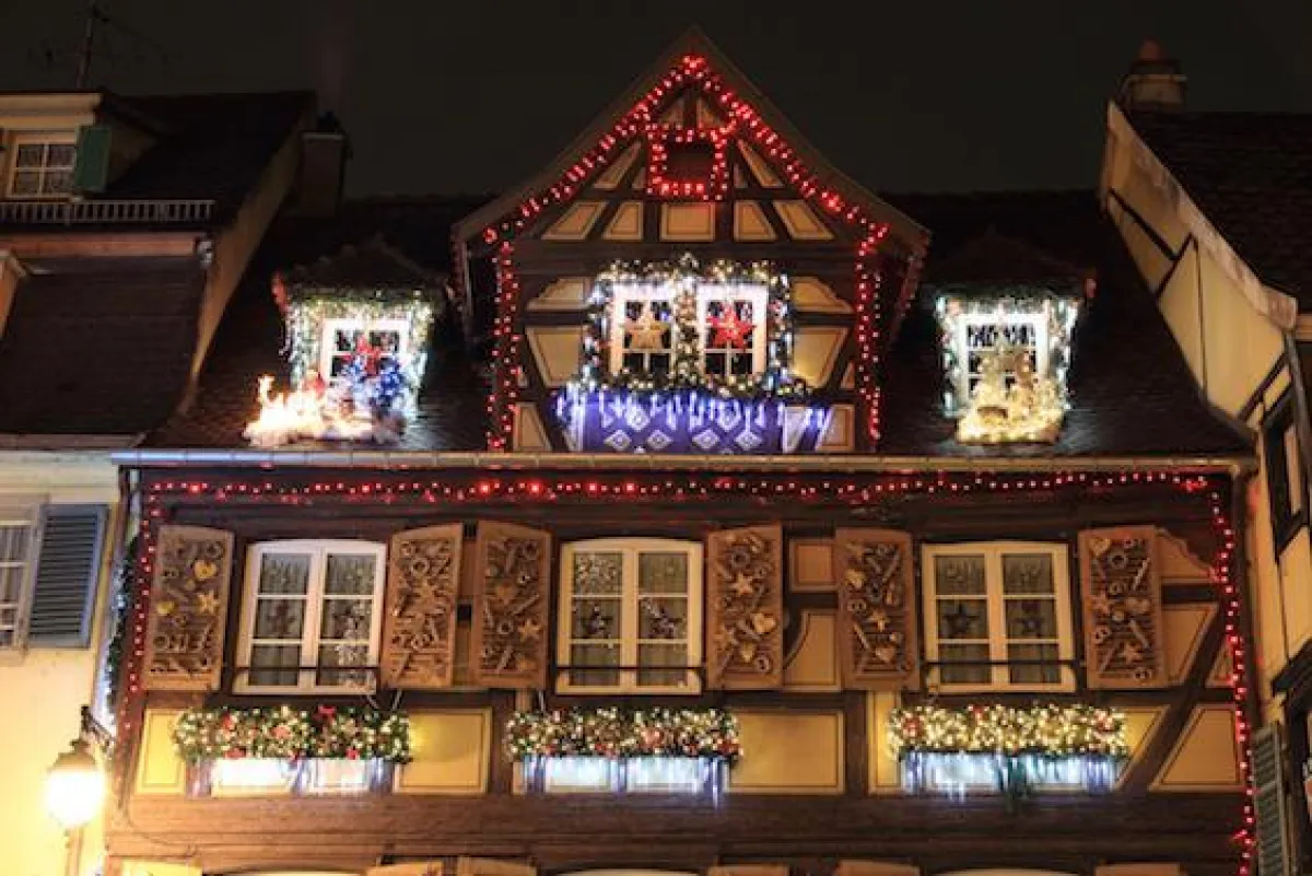 Üppige Weihnachtsbeleuchtung. Quelle: immoexperten.de / ISO 68 / Fotolia.com