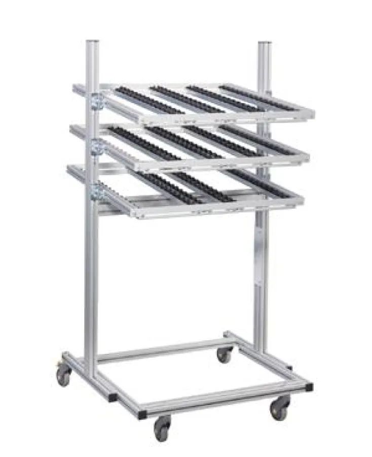 Der Fifo Wagen besteht aus ergonomisch angeschrägten Regalfächern. Bild  © Treston Deutschland GmbH