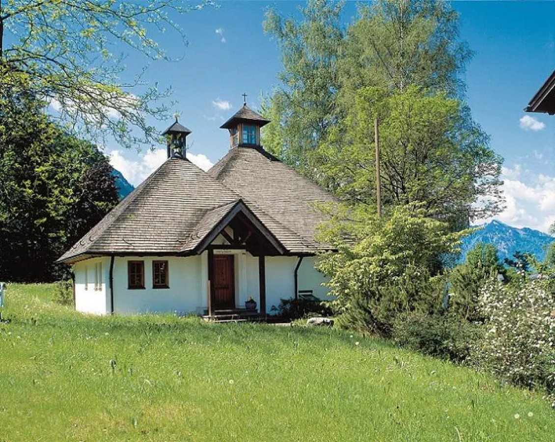 Kolping-Kapelle im Hotelpark des Hotels Alpenblick in Ohlstadt