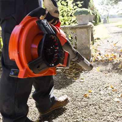 Der Nachbar dankt: Kaum Lärm mit Akku-Laubbläser Bild: Der Nachbar dankt: Kaum Lärm mit Akku-Laubbläser