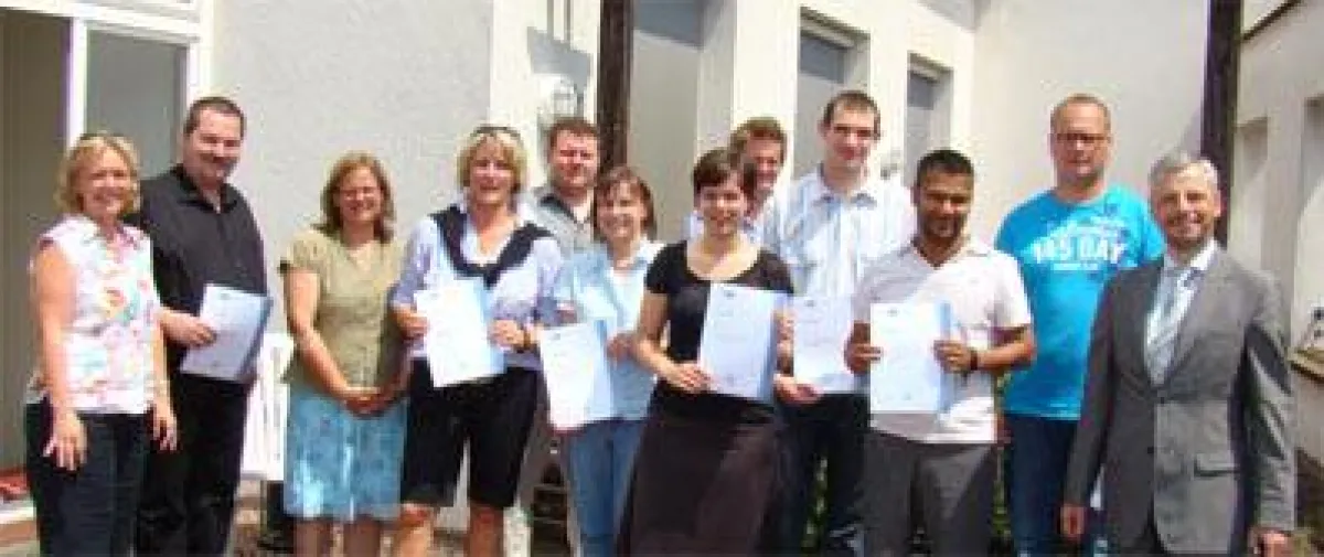 Die Absolventen nach der Zertifikatsübergabe durch Herrn Viktor Piel, IHK Rheinhessen (rechts)