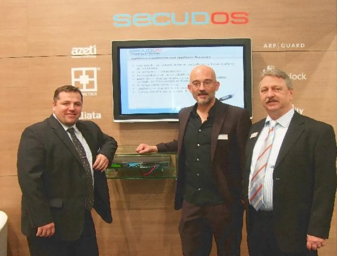 Markus Gringel (SECUDOS), Thomas Obermair (Inlab Software) und Klaus Rehborn (SECUDOS)  bei der Präsentation des SLB-800 mit SDR-Remote auf der CeBIT 2010