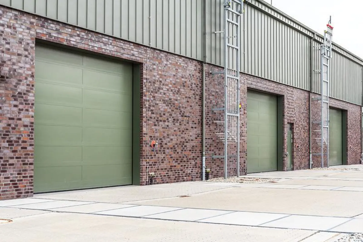 Schallschutzsektionaltore für explosionsgefährdete Bereiche eines Gasspeichers