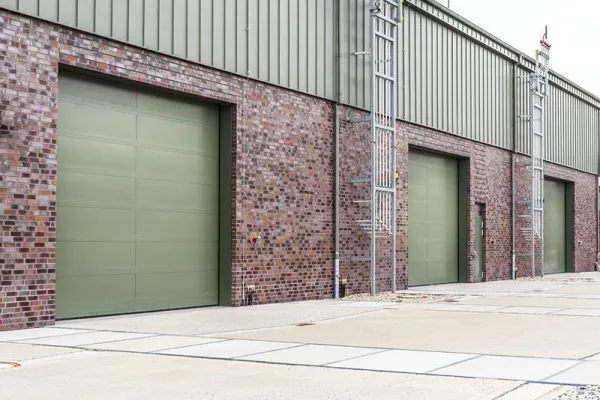 Bild: Schallschutzsektionaltore für explosionsgefährdete Bereiche eines Gasspeichers