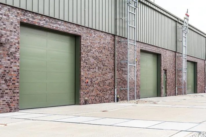 Bild: Schallschutzsektionaltore für explosionsgefährdete Bereiche eines Gasspeichers