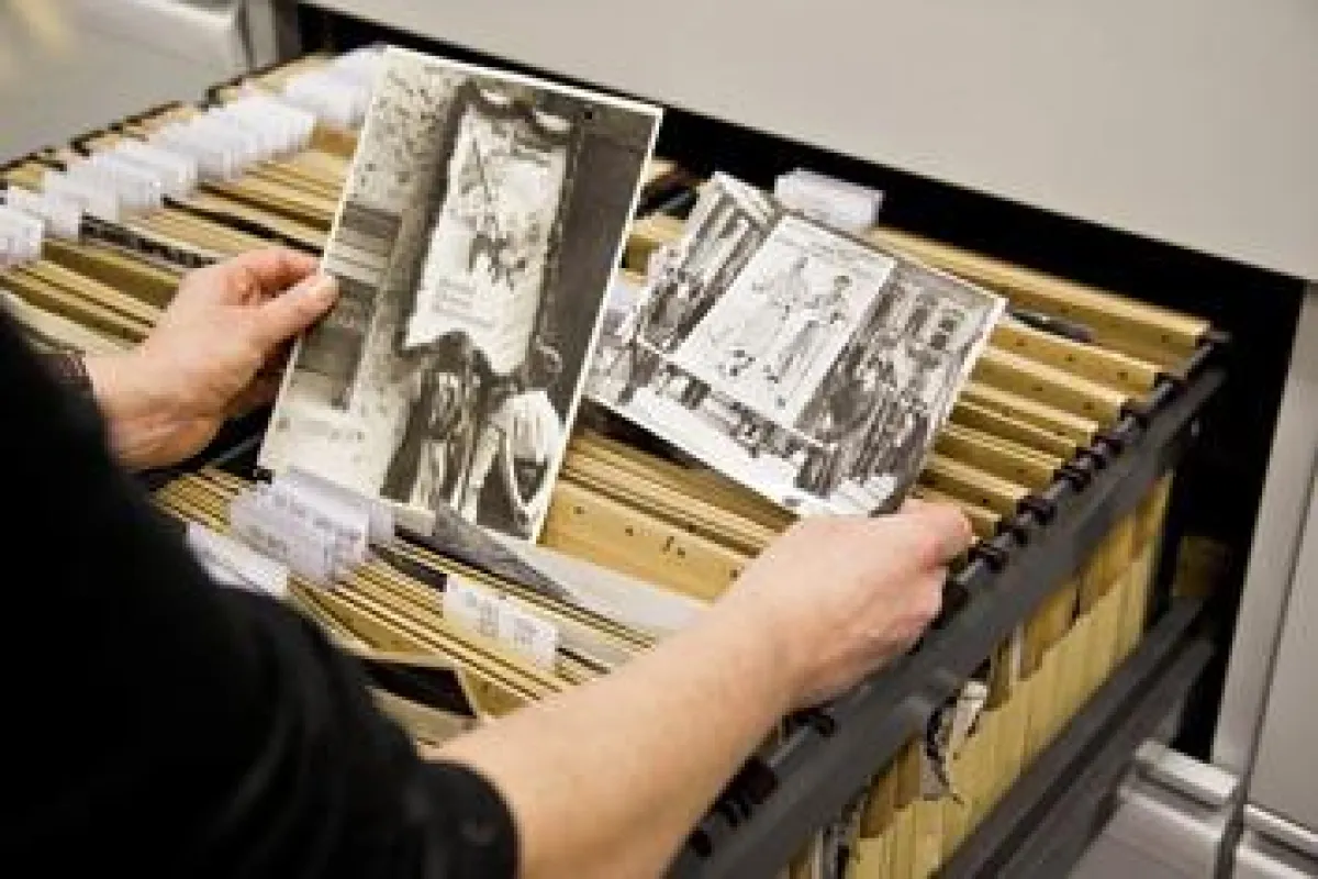 Auf der Suche nach einem historischen Foto sichtet eine Mitarbeiterin Archivmaterial