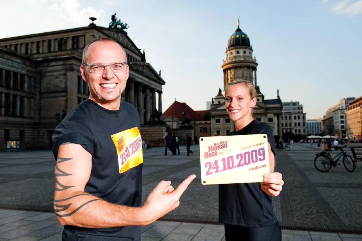 Verena Sailer und Thomas D machen sich am Gendarmenmarkt fit für das Nike+ Human Race Light-Run am 24.10.2009 (Foto: Nike/Robert Hörnig)