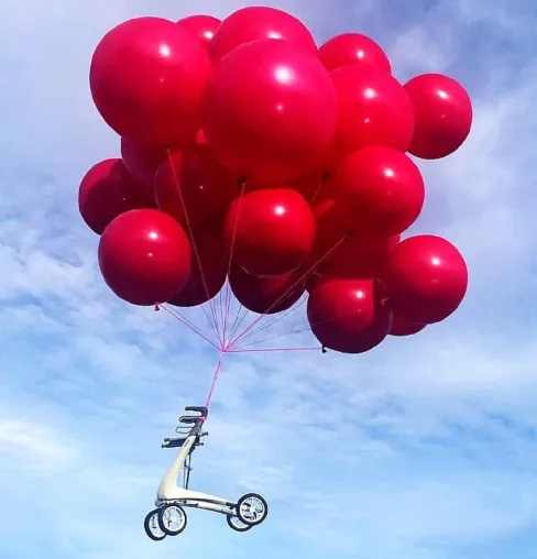 Bild: Online Sanitätshandel Seniorgo bietet den byACRE Carbon Rollator an