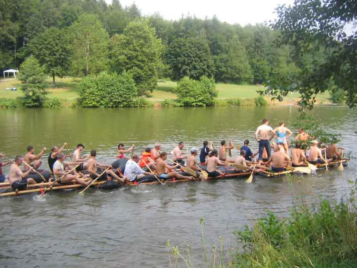 Regatta nach Floßbau-Aktion am Trends Beach (Foto: Trends Intelligente Incentives)