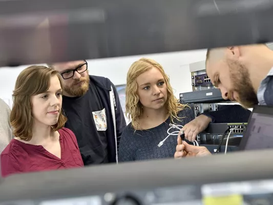 Studium für IT-Fachkräfte: Berufsbegleitender Bachelorstudiengang erhöht Karrierechancen Bild: Studium für IT-Fachkräfte: Berufsbegleitender Bachelorstudiengang erhöht Karrierechancen