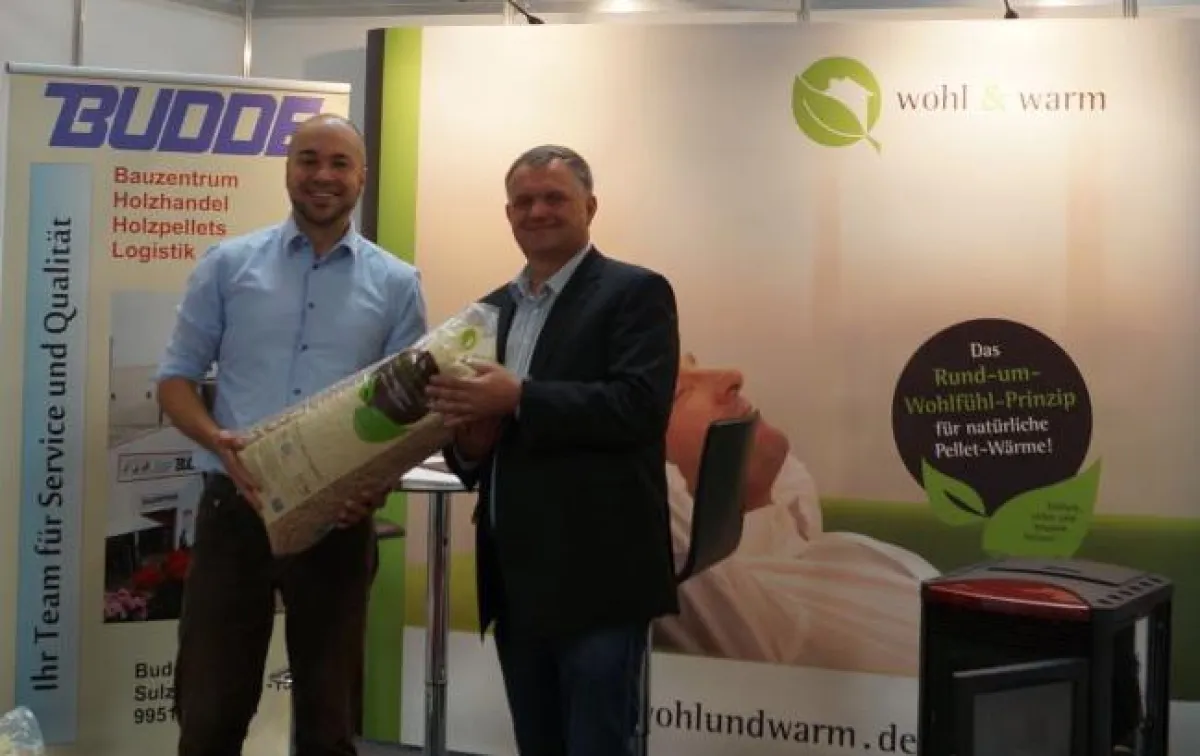 Michel Weidner (wohl&warm) und Josef Budde (r.) auf der Messe Haus.Bau.Energie in Erfurt