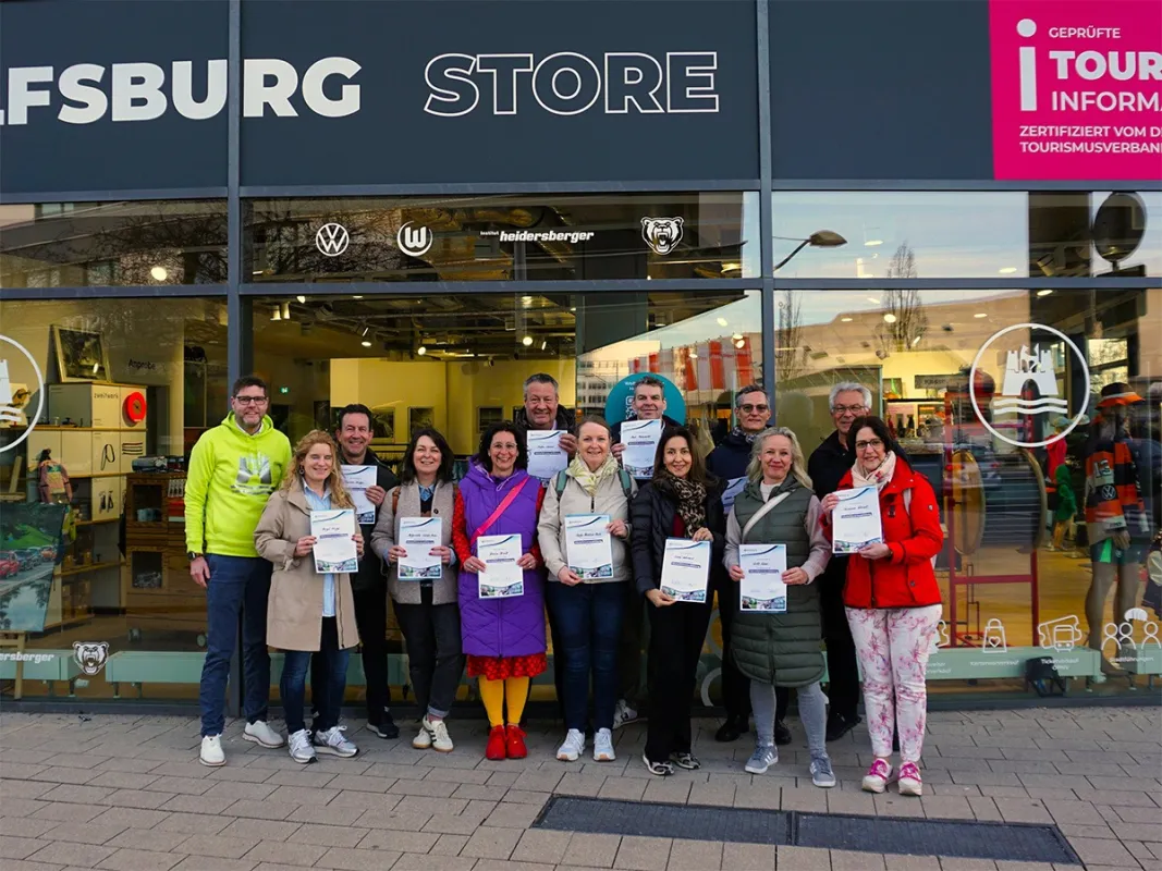 Die neu ausgebildeten Gästeführerinnen und Gästeführer nach der bestandenen Abschlussprüfung (© WMG Wolfsburg)