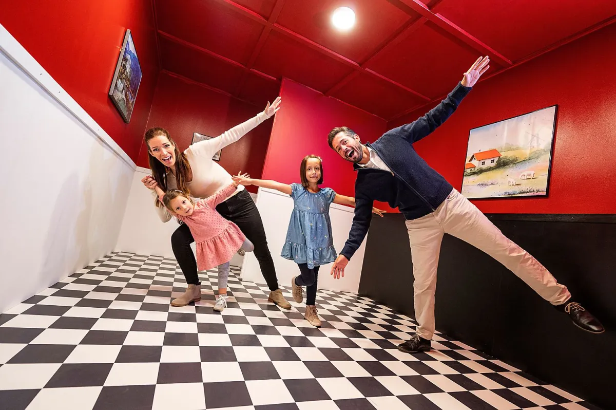 Familie im schrägen Raum (© Sven Moschitz)