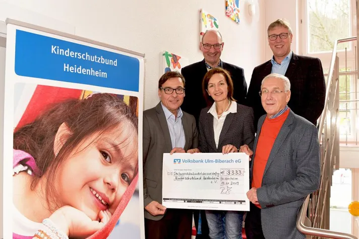 Bild: Julius Gaiser GmbH & Co. KG spendet 3.333, - Euro für benachteiligte Kinder