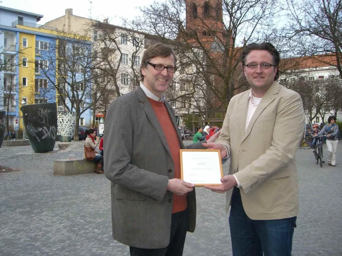 Auf dem Foto (v.l.n.r.): Jürgen König (Deutschlandradio Kultur) und Sebastian Pache (Vorsitzender der Chamisso Akademie)