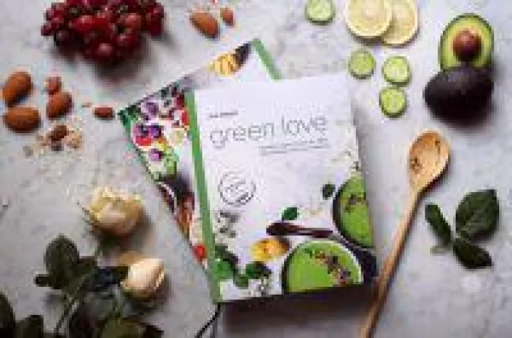 Druckfrisch auf dem veganen Kochbuchmarkt: Green Love - für Spaß beim Kochen und Genuss jeden Tag. Bild: Druckfrisch auf dem veganen Kochbuchmarkt: Green Love - für Spaß beim Kochen und Genuss jeden Tag.