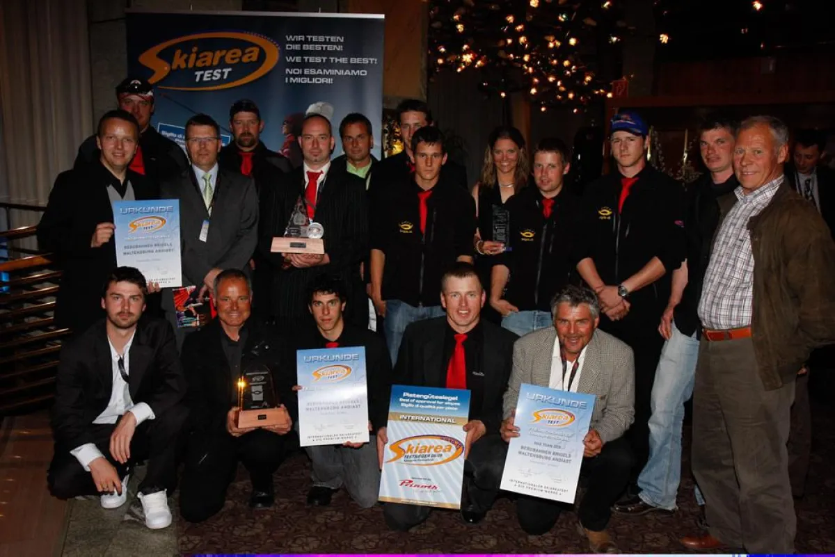 Teamfoto im Anschluss an die Siegerehrung mit allen Auszeichnungen (Vermerk Foto: www.mindworks.at)