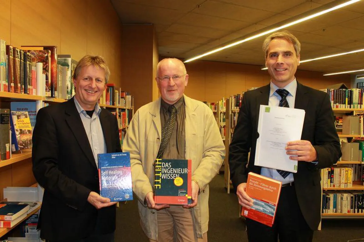 Foto v.l.n.r.): Kulturfachbereichsleiter der Stadt Hamm Ulrich Weißenberg, Leiter der Hammer Bibliot