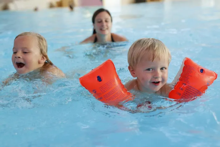 Bild: Im Urlaub die ersten Schwimmtechniken lernen – das Familotel Feldberger Hof macht es möglich