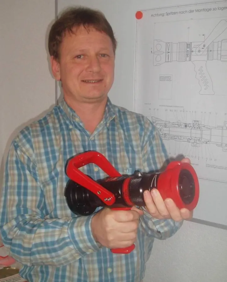 Dipl.-Physiker Wilfried Unrath entwickelt für die AWG Max Widenmann KG im schwäbischen Giengen Feuerwehrarmaturen.