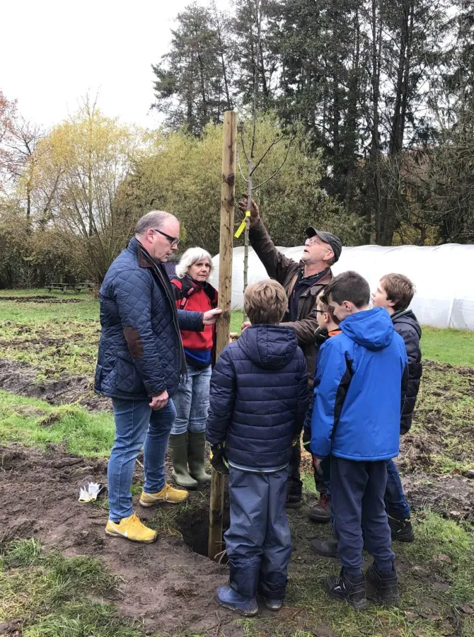Foto: Jörg Gatzemeier (GF EMG Elektromobile), Gaby Ankewitz (Betrltr. SBH), Ralf Upmann (Baumschule)