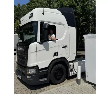 Gruber Logistics und JUNA erzielen eine Vereinbarung über den Einsatz von E-Lkw Bild: Gruber Logistics und JUNA erzielen eine Vereinbarung über den Einsatz von E-Lkw