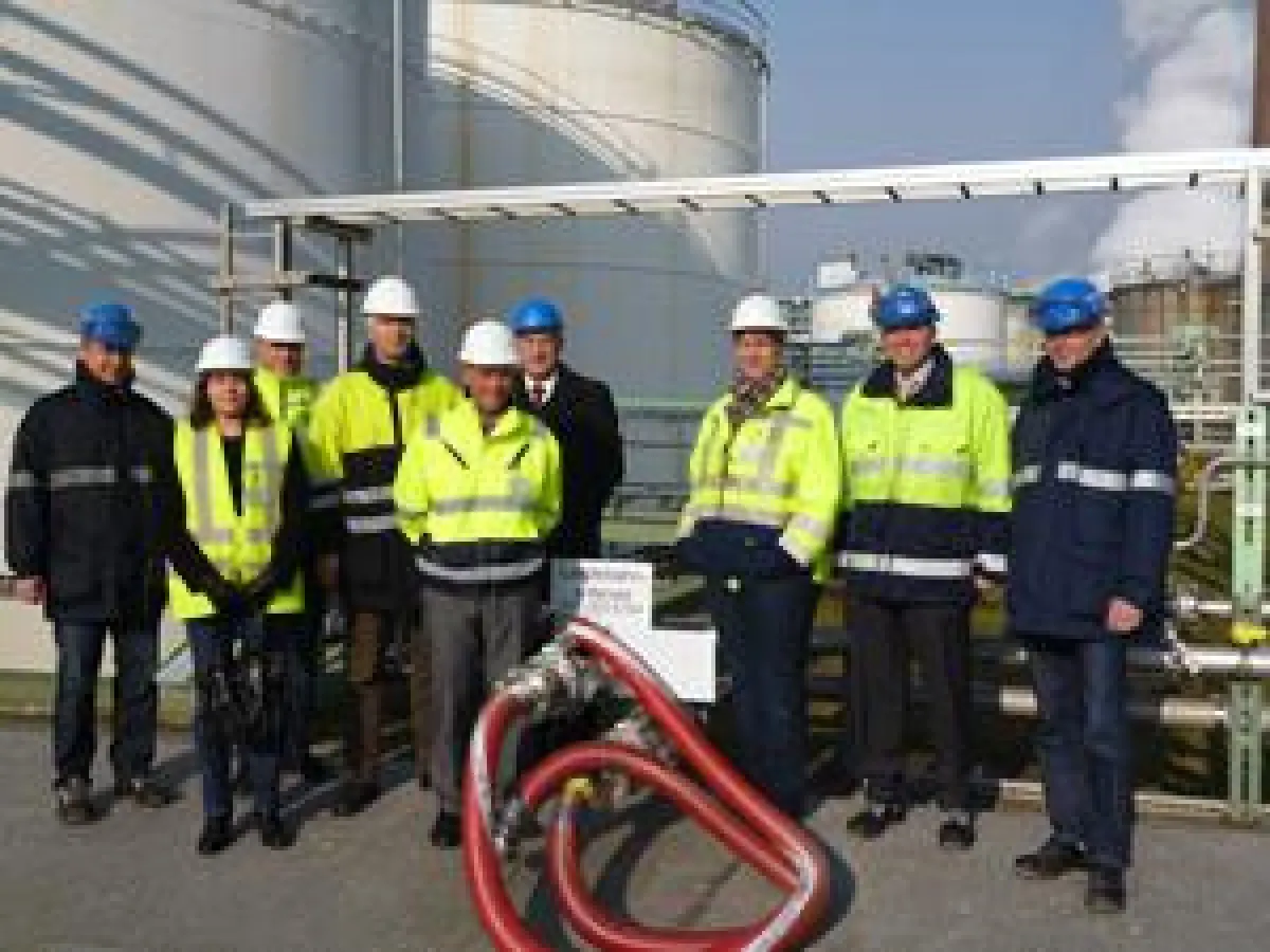 Einen 1.300 Kubikmeter großen Tank von Infraserv Logistics nutzt die Fraport AG als Pufferspeicher f