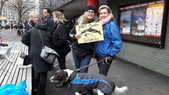 Bild: Tierschützer demonstrieren in Berlin gegen das bestialische Delfintöten in Japan