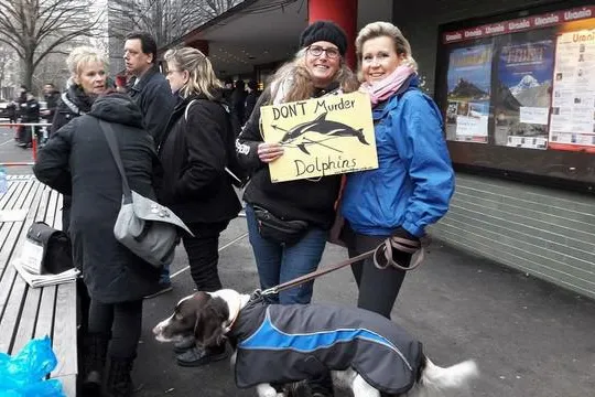 Tierschützer demonstrieren in Berlin gegen das bestialische Delfintöten in Japan Bild: Tierschützer demonstrieren in Berlin gegen das bestialische Delfintöten in Japan