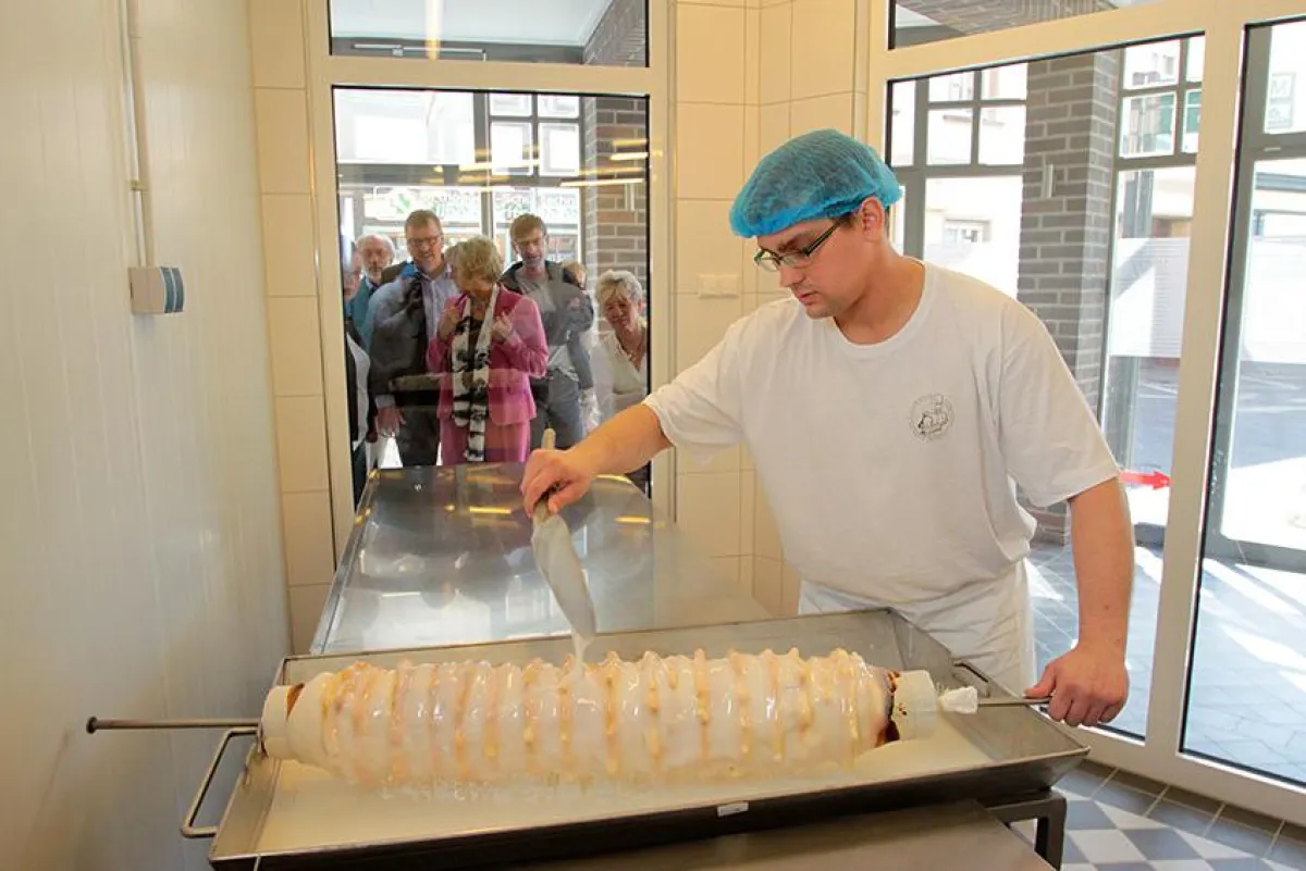 Vor den Augen der Besuchern wird der Salzwedeler Baumkuchen mit Fondant überzogen.