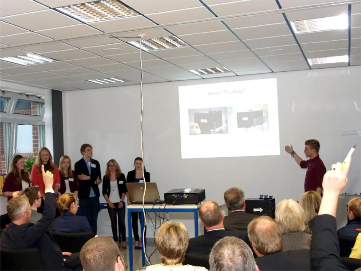 Die Teams präsentierten ihre Geschäftsmodelle der Jury aus regionalen Unternehmern.