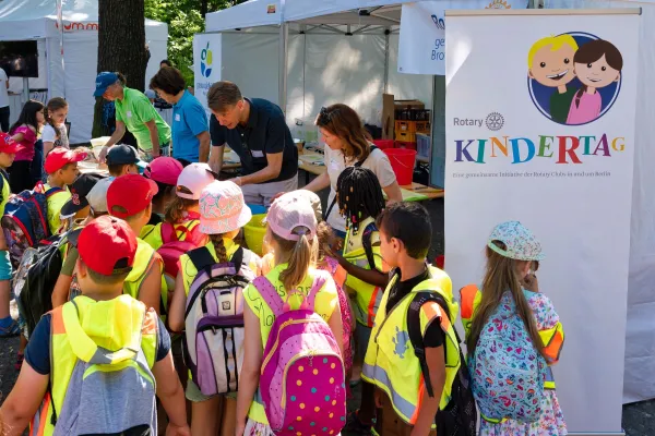 Bild: Berliner Rotary Clubs laden am 30. Juni und 01. Juli  zum Rotary-Kindertag 2.000 Kinder in den Zoo ein