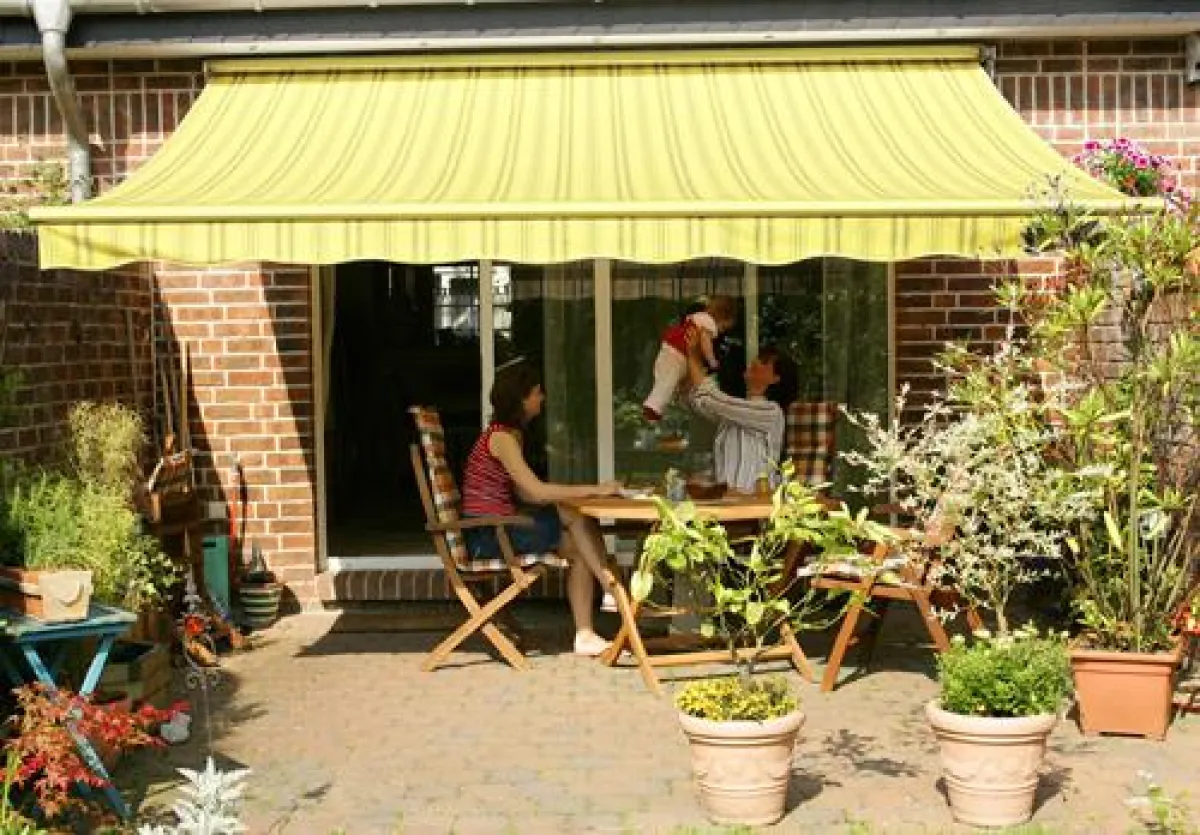 Entspannung und Spaß im kühlen Schatten der Markise – mit dem richtigen Stoff bespannt, bietet sie viele Vorteile und ist ein echter Hingucker. Foto: Bundesverband Rolladen + Sonnenschutz