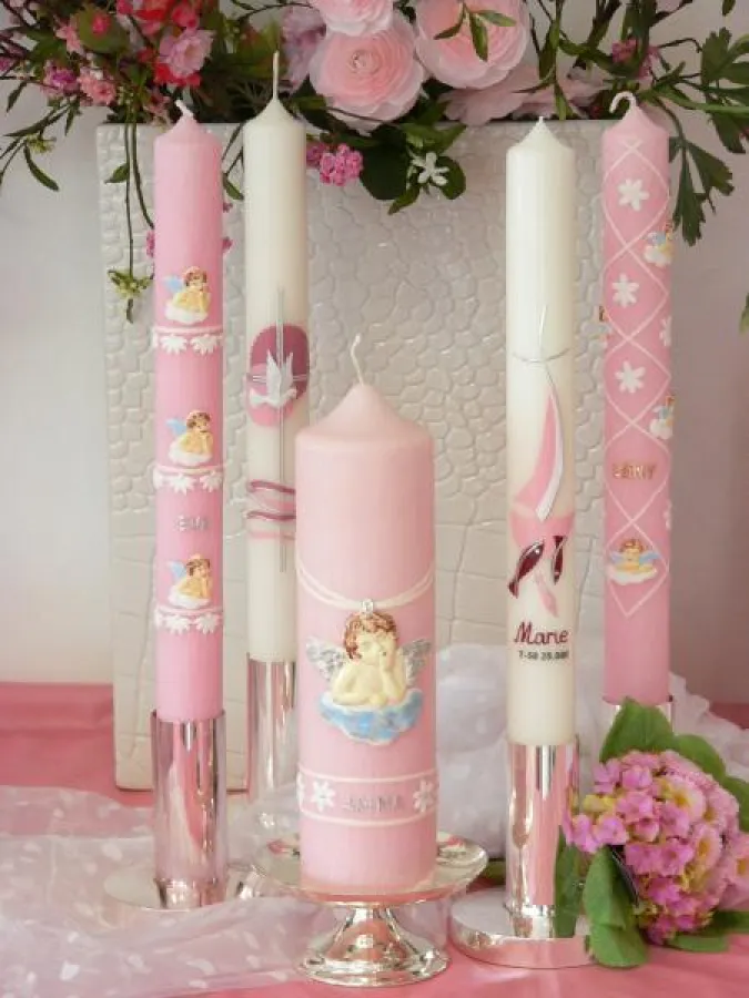 Sehr persönliche Taufgeschenke sind individualisierte Taufkerzen. Foto: Gütegemeinschaft Kerzen