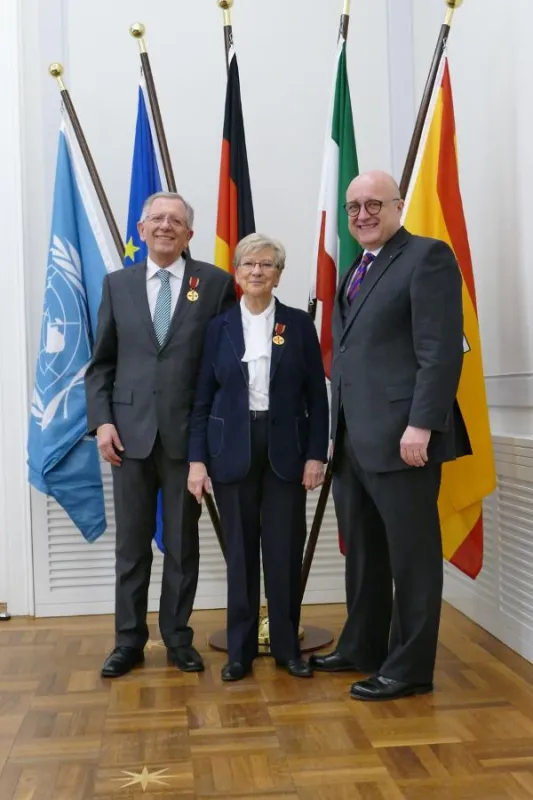 Bernd und Hilde Stachetzki mit Bürgermeister Reinhard Limbach