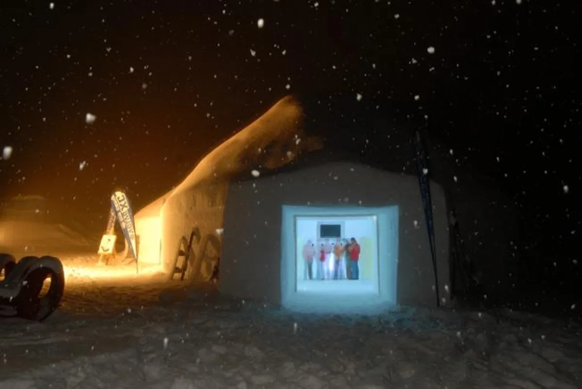 Volvo XC ICE CAMP bei Nacht